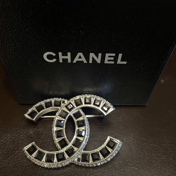 NEW!  Chanel Black and Silver Brooch - Picture 3 of 7